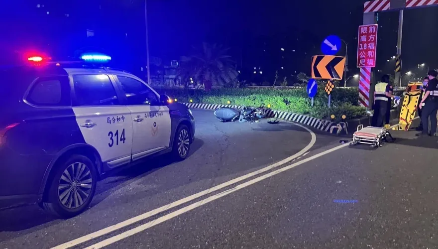 影/中和嚴重車禍！20歲男騎車猛撞分隔島　重摔顱內出血送醫命危