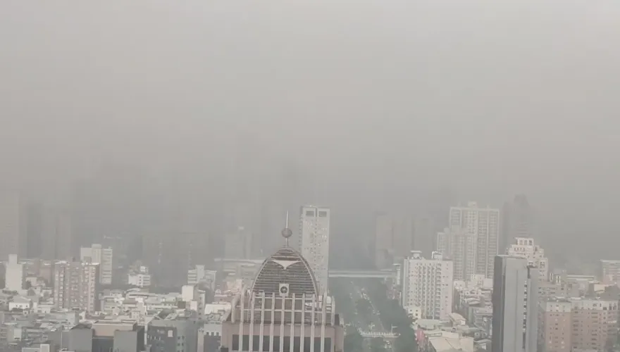 西半部空品亮橘燈！雙北、桃園「一片霧濛濛」飄臭味　午後恐更嚴重