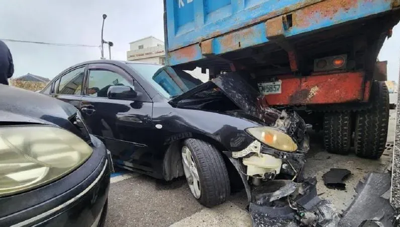 澎湖卡車突倒退衝撞！驚險卡住前議員住家門柱　2轎車慘遭波及