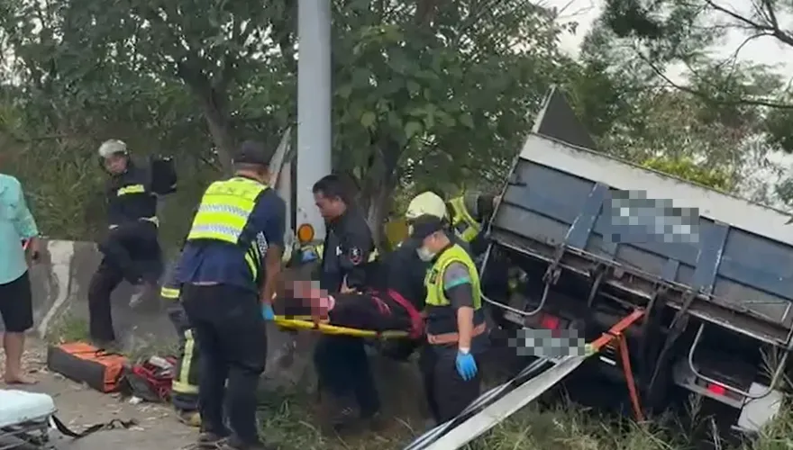 影/彰化員林148縣道爆「煤氣公司大貨車衝邊坡」　警消救出3人送醫