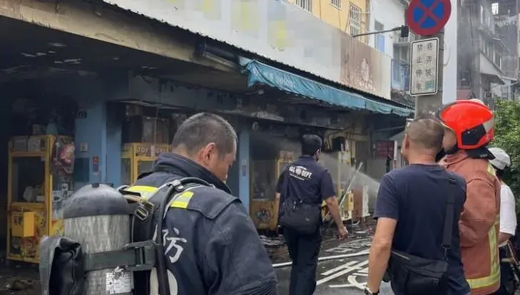 台中中區夾娃娃機店驚傳起火！10多台機台遭燒毀　所幸無人受困