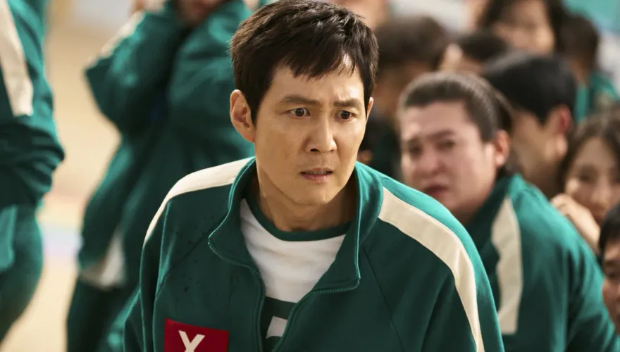 樓梯迷宮再現！456號李政宰重返《魷魚遊戲》面露凶光　遭幕後Boss李炳憲凝視