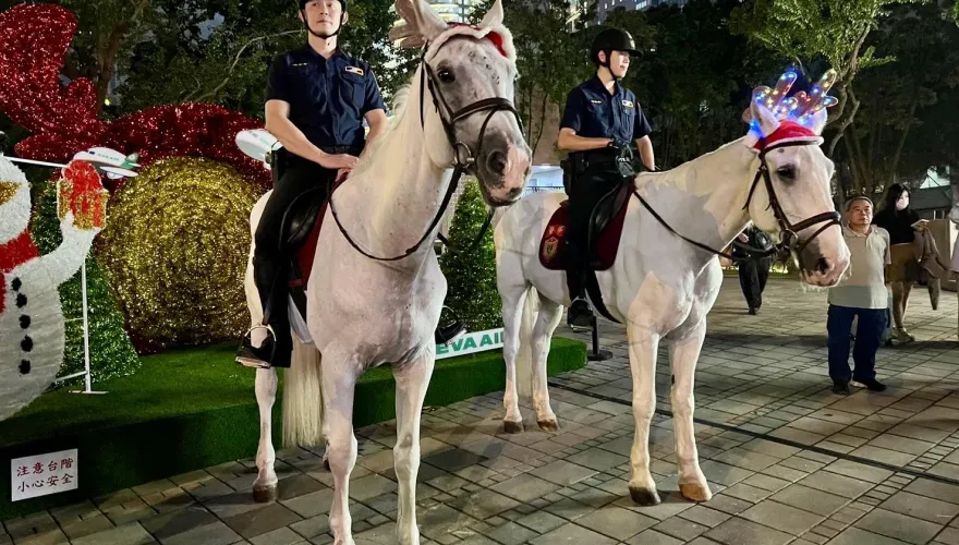新北耶誕城來了！警出動上百警力維安　萌犬、騎警與無人機攔截槍都出動