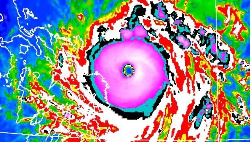 萬宜轉強颱朝南海直衝！外圍水氣影響台灣　鄭明典2圖揭「清晰的颱風眼」