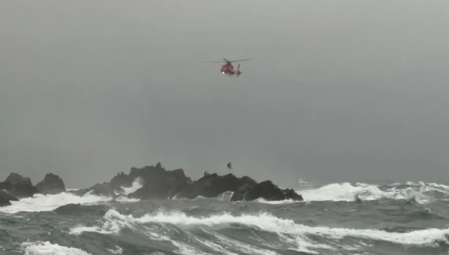 基隆海釣船墜海6人獲救！失蹤1釣客卡礁石找到了　吊掛救起已罹難
