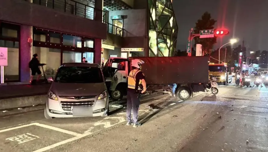 疑未保持安全車距！新北樹林3車「骨牌式」追撞　3人送醫救治