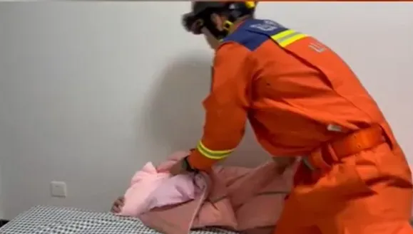 離奇！男蓋6條棉被翻身「卡床縫險死」　崩潰報警獲救：熱死啦