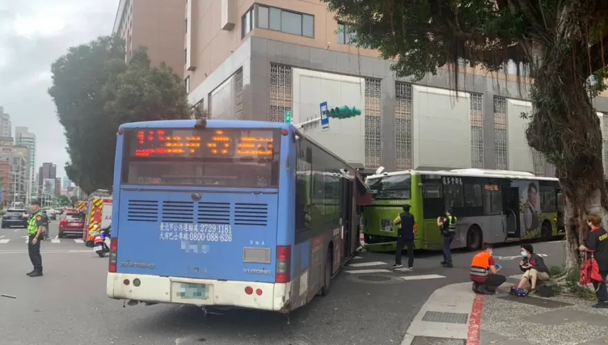 影/ 北市「公車追撞公車」嚴重車禍！釀15傷、50歲女行人遭輾身亡