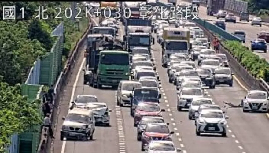 直擊！國1北向埔鹽系統「大小車追撞」內外車道都有變形車體