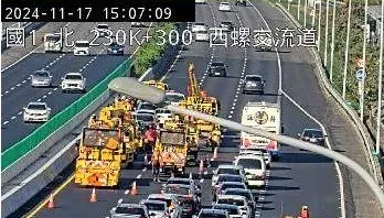 影/國1北向西螺段「9車追撞」　母子站內車道待援