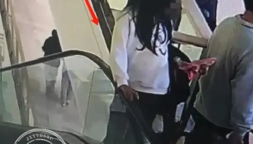 影/驚悚瞬間曝！餐廳候位背靠「玻璃護欄突垮塌」　陸嫩妹商場4樓墜落亡