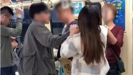 北捷車廂又爆衝突！疑互相碰撞　2男2女對峙叫囂釀肢體衝突