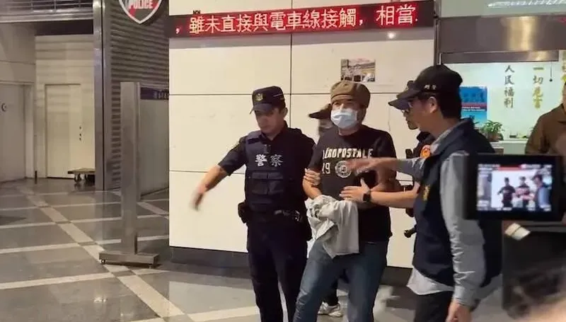影/高鐵男匕首刺桌板！今移送檢方　見媒體聚焦突定格：向社會大眾道歉