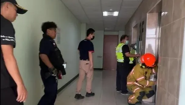 屏東美和高中宿舍驚爆電梯故障！19歲男學生受困40分鐘獲救