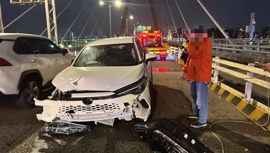 疑不熟新北大橋路況！小客車猛撞機車道護欄　車上4乘客幸無礙