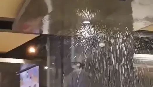 影/台北京站消防測試誤觸灑水系統！「館內下大雨」地板泡水　網笑：變樟宜機場