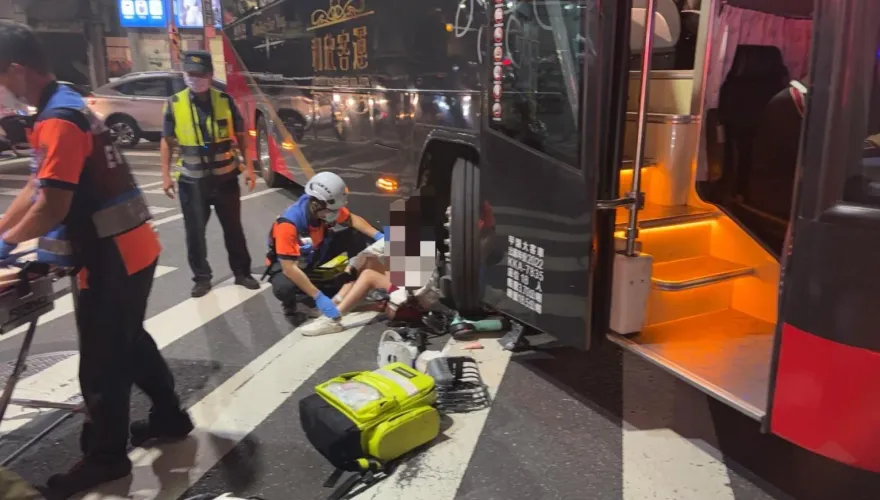 影/驚悚瞬間曝！台南16歲女高中生「遭右轉客運撞倒」　電動單車捲車底全毀