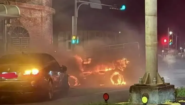 影/桃園嚴重車禍！觀音區貨車陷火海「全面燃燒」　泰籍移工駕車失控撞民宅