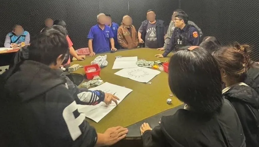 影/太顯眼！北市社子島鐵皮工廠豪車進出　警突襲破「黑粒仔」賭場逮14人