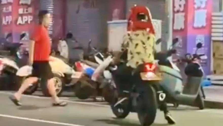 影/誇張畫面曝！塑膠椅當安全帽騎車戴頭上　警：違反規定最高罰600