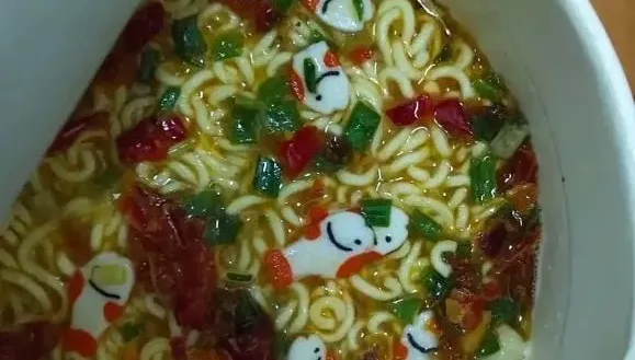 影/「剁椒魚片湯麵」沒有魚？康師傅泡麵魚片是魚板被吐槽　律師指涉假宣傳
