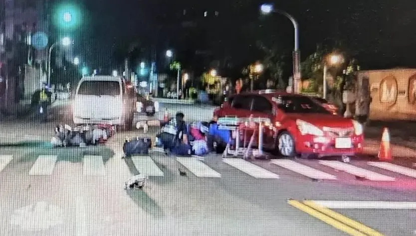 影/台南嚴重碎裂事故！雙載機車撞轎車噴飛「骨盆、牙斷」　男女重創送醫
