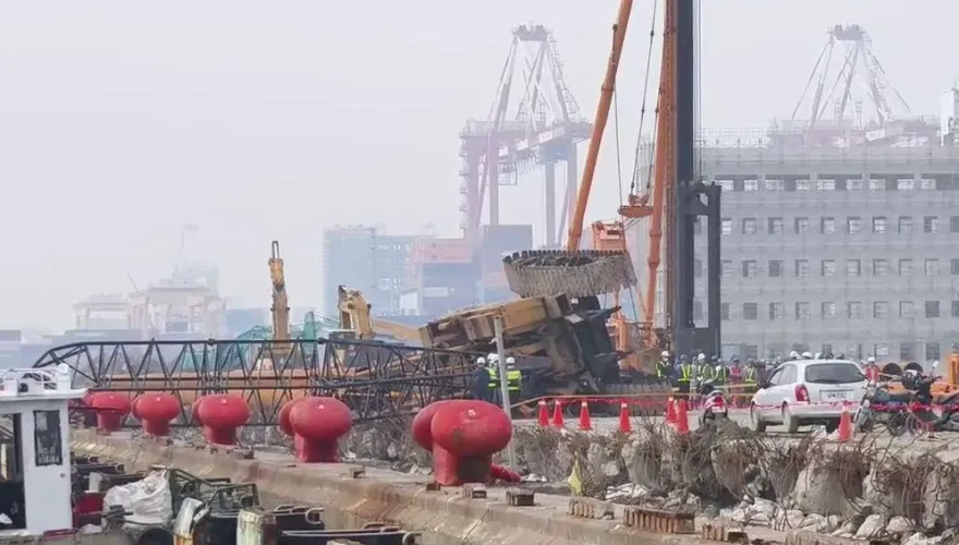 影/萬海工安意外！吊車司機受雇碼頭作業「鋼管樁墜海」遭吊車當場壓死
