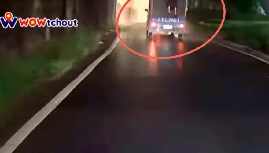 影/驚險畫面曝！行進中貨車掛著外國人　網友笑稱「中國古拳法特訓？」
