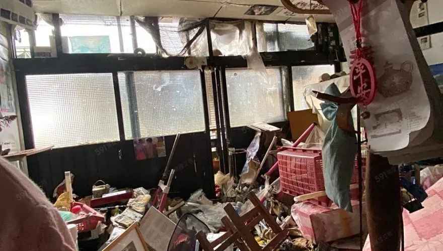 士林捷運站「2房1廳」僅1萬、地上詭異人形　屋況照片有恐怖到