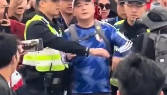 影/廈門中日足球大戰球迷穿日球衣被怒罵「漢奸」　警要求脫下球衣