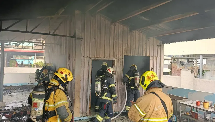高雄建軍路民宅頂樓大火！　起火原因疑似屋主兒心情不好「燒雜物」