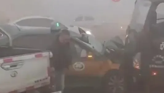 影/遼寧盤錦濃霧瀰漫　能見度差多車追撞一片混亂至少6傷