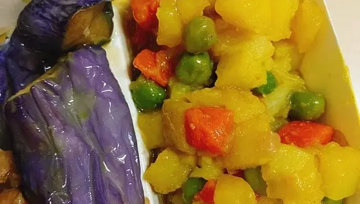 打開便當驚見地獄配菜「三色豆＋螢光咖喱」！　他哀號：老闆夠狠