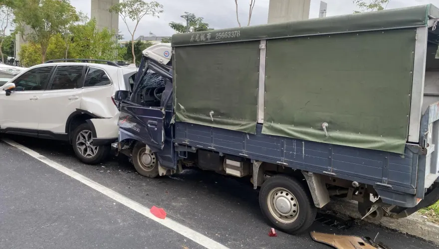 影/台中「4車骨牌式」追撞！疑小貨車駕駛恍神　雙腳骨折送醫