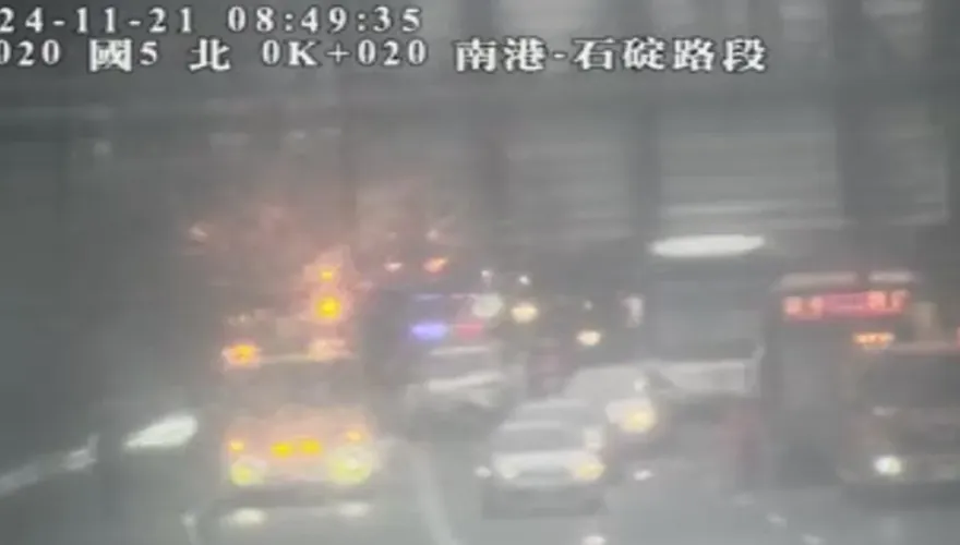 疑未保持車距！國5南港隧道「4車追撞」釀1傷　客運車身卡護欄