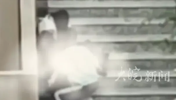 影/蘭州交大爆「赤壁之戰」！校園情侶忘情激吻片瘋傳　學校回應：正在調查