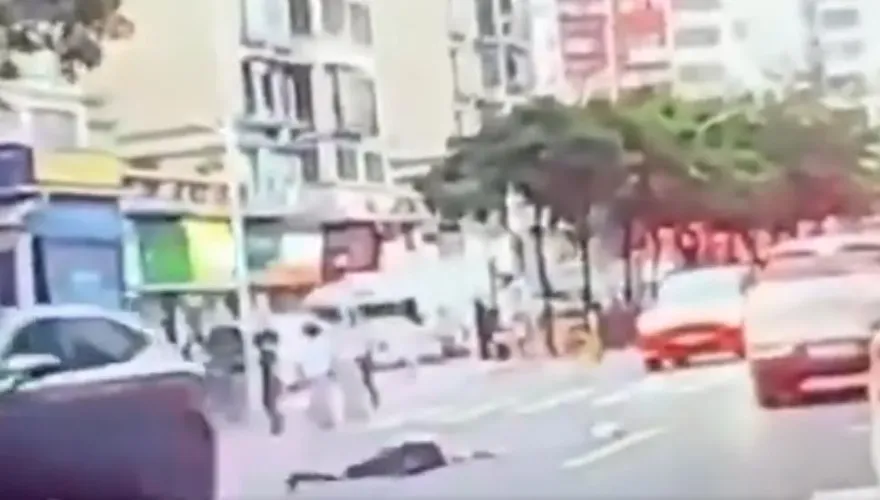 影/珠海又傳撞人！汽車無預警撞向行人傳3死　現場一片凌亂觸目驚心