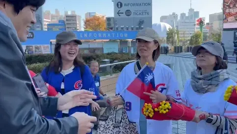 影/太暖！「現代楊惠敏」扛150支國旗到東京巨蛋　他喊「隨喜捐」：不給也沒關係