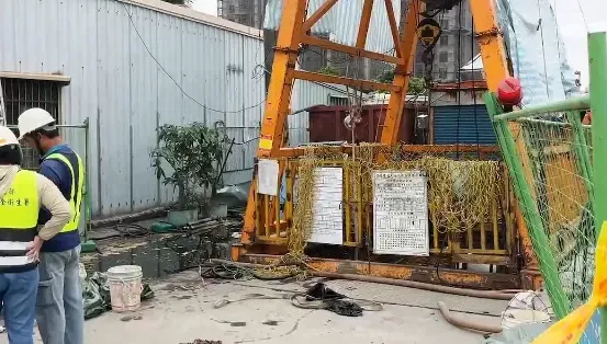 台南清晨工安意外！地基塌、機具倒「工人遭壓傷」　頭皮外翻搶救不治