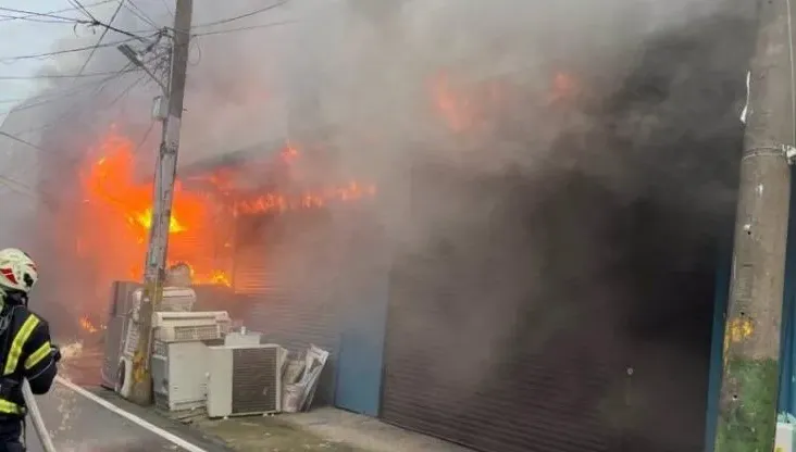 八德鐵皮屋清晨驚爆惡火！火舌濃煙竄天　10分鐘內迅速撲滅