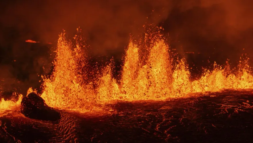 影/如末日地獄之火！冰島火山「一年內7度噴發」　駭人畫面曝光