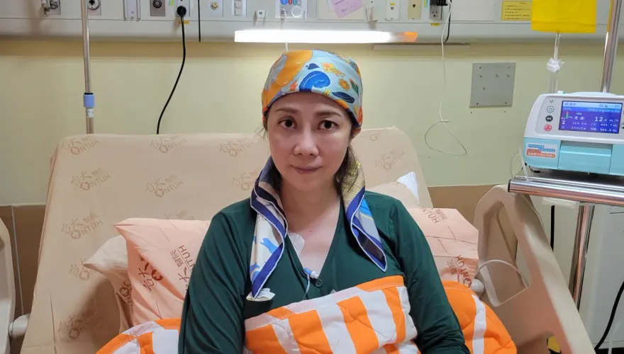 化療11次盼續命！兩性作家小彤罹「胰臟癌」脫髮、手發麻　虛弱病床照曝光