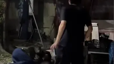酒醉毒猴欺辱流浪漢！踹行李還想當頭淋酒　25秒片惹怒全網