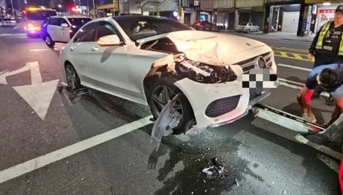通緝犯上錯車？駕駛釀追撞車禍　女乘客立馬被警察帶走