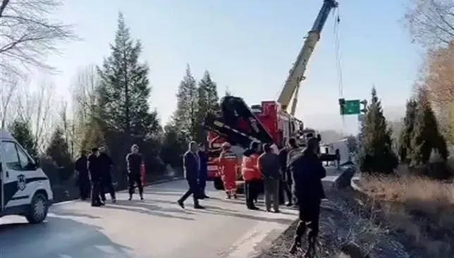 影/自稱丐幫幫主！陸網紅開車載妻「遭貨物砸中」雙亡　直播間網友目睹過程