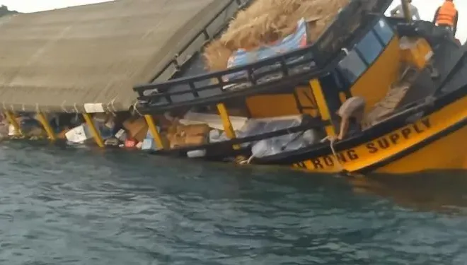 海上驚魂！柬埔寨渡輪沉沒船身傾斜　18名遊客落海驚險獲救