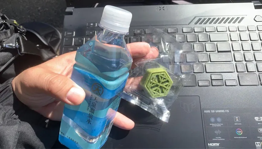 薄許府宴客！薄瓜瓜慰勞媒體辛苦　貼心送礦泉水+糕點