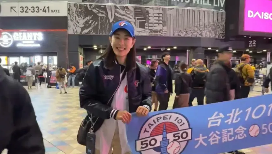 影/賈永婕現身東蛋　手拉101宣傳布條嗨喊「台灣英雄加油！」