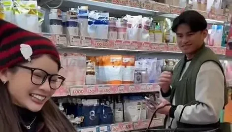 影/啦啦隊女神藥妝店巧遇岳東華！現場跳應援　他遮臉尬笑