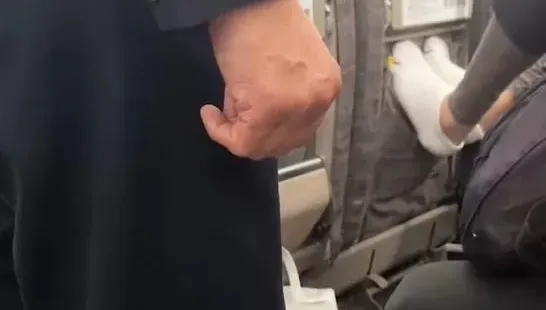 影/囂張！陸男搭高鐵脫鞋翹腳　嗆警「你打工的別惹我」